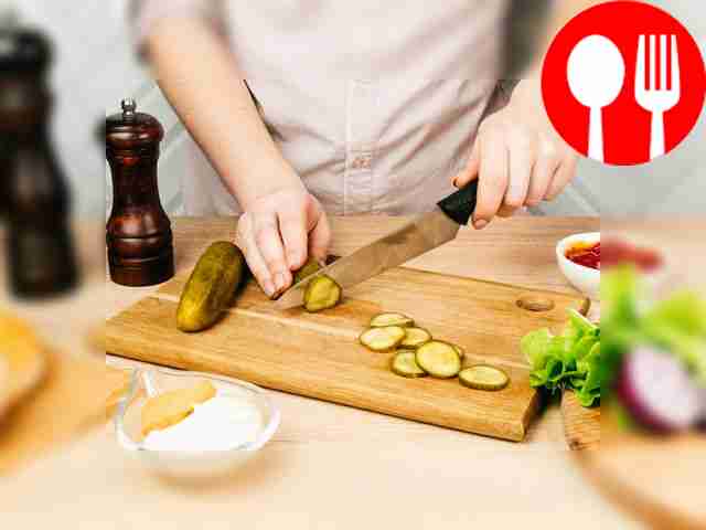 Cut the pickled cucumbers into thin slices.