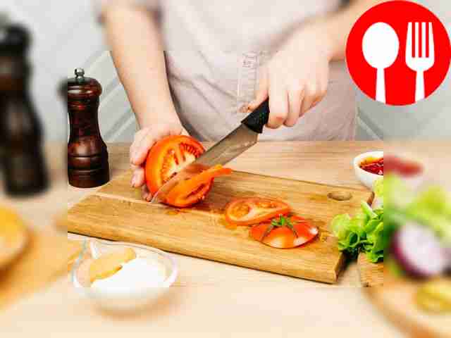 Also thinly slice the tomato into slices.