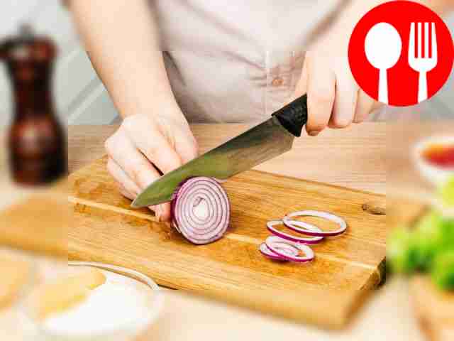 Chop the red onion into thin rings.