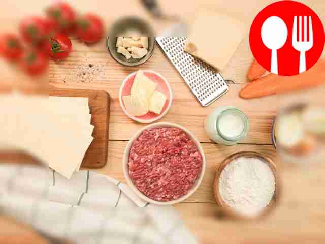 Очистите морковь и натрите ее на мелкой терке....