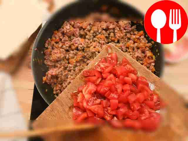 Разогрейте масло и пассеруйте лук с морковью....