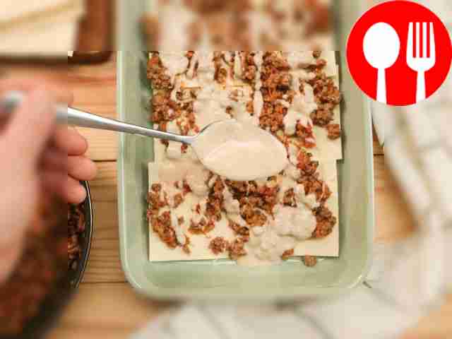 Для сборки лазаньи смажьте форму сливочным...