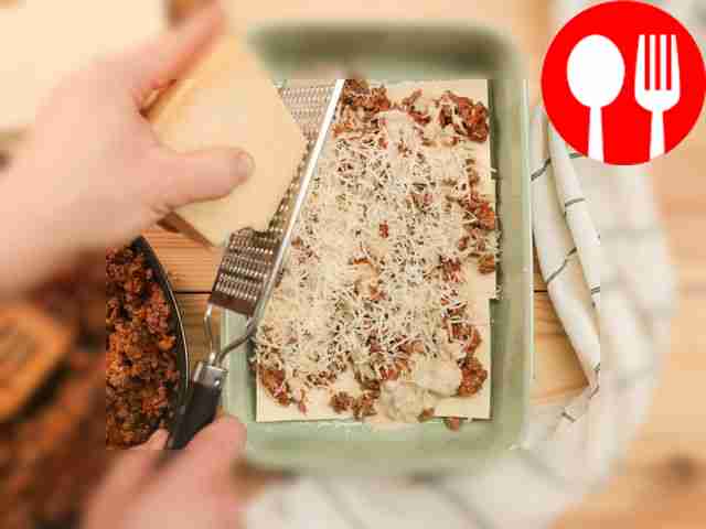 Верхнюю часть щедро посыпьте сыром, накройте...