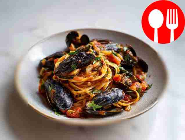 Pasta with mussels in tomato sauce