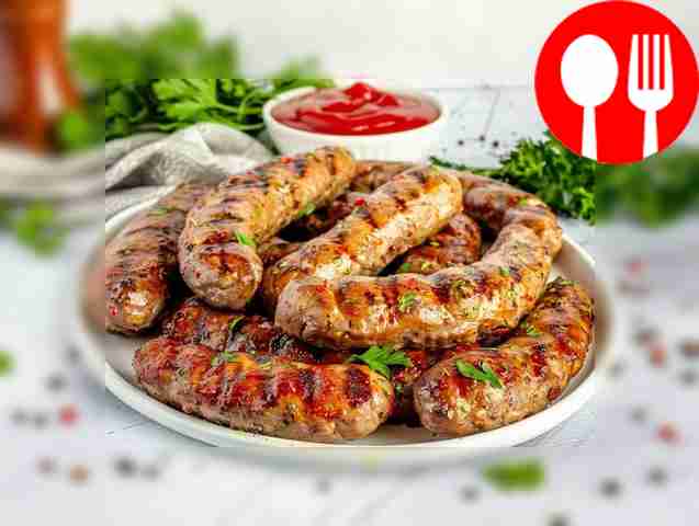 Сочные свиные колбаски на гриле