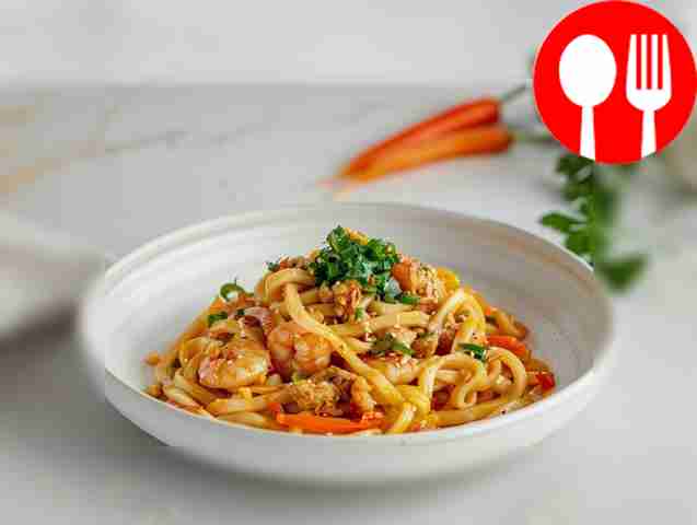 Лапша удон с морепродуктами с чесночно-имбирной заправкой