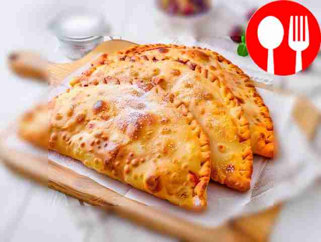 Сочные вишневые чебуреки