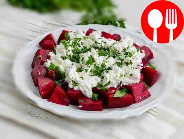 Диетический салат из творога и свеклы с чесночной заправкой