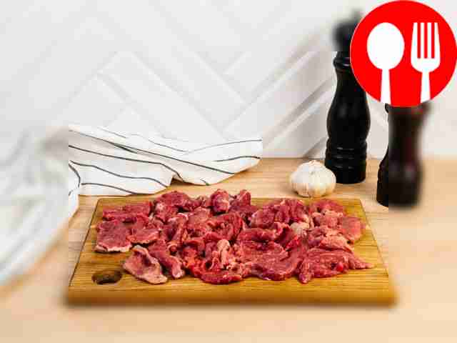 Cut the meat into thin small slices.