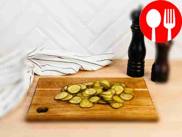Cut the pickled cucumbers into thin slices.