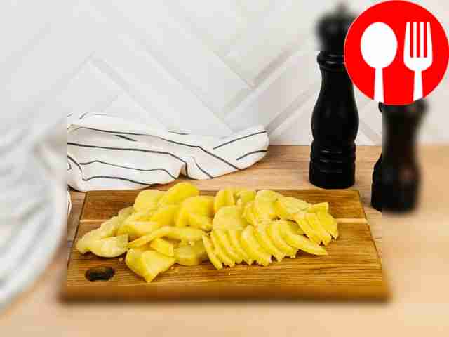 Peel the potatoes and cut into slices.