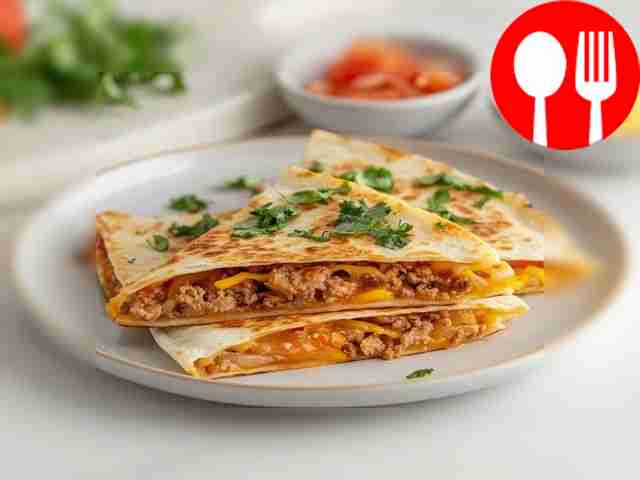 Классическая кесадилья с мясным соусом и сыром