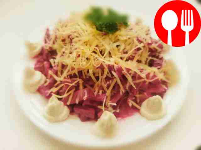 Пестрый салат из свеклы с рикоттой