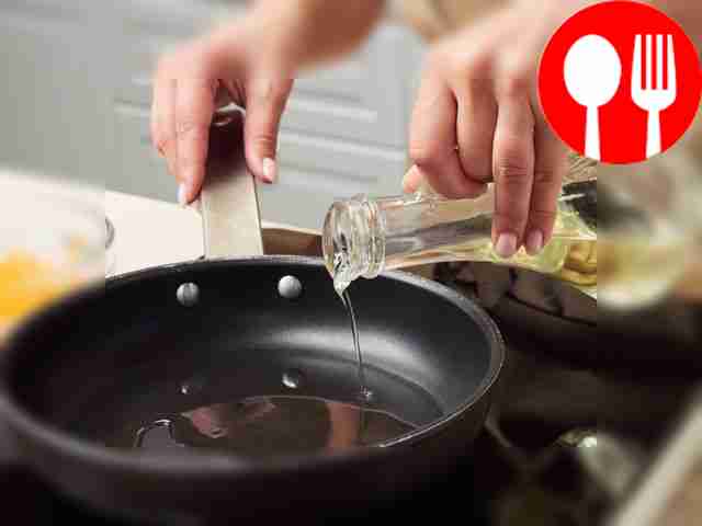 Prepare the oil. Heat a frying pan, pour in...