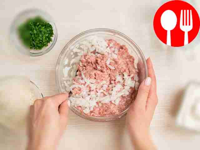 Make mincemeat. Add salt to the minced meat...