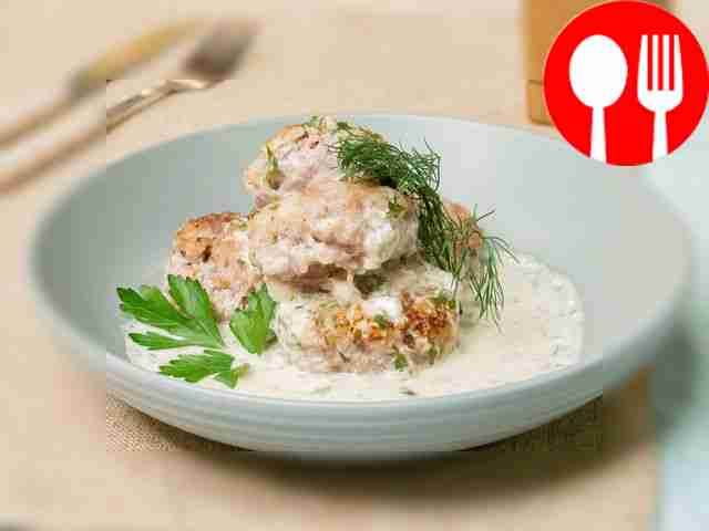 Place the meatballs with sour cream on serving...