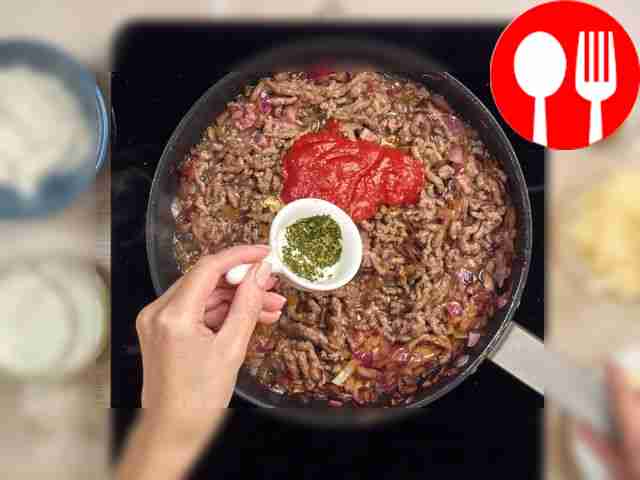 Prepare the meat filling. Heat vegetable oil...