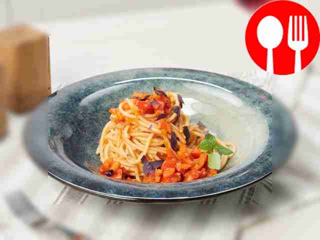 Спагетти с томатным соусом