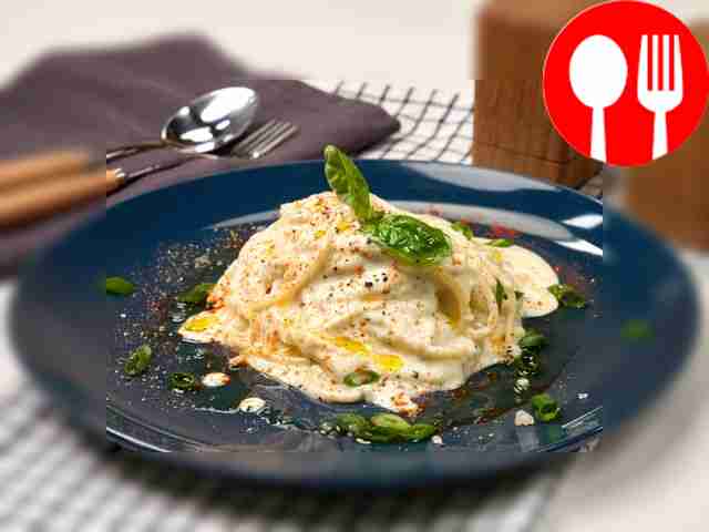 Spaghetti with cheese sauce