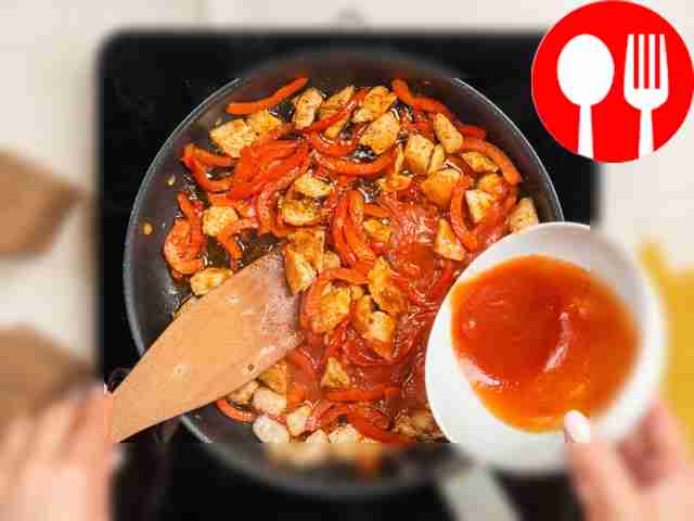 Разогрейте сковороду и влейте половину...