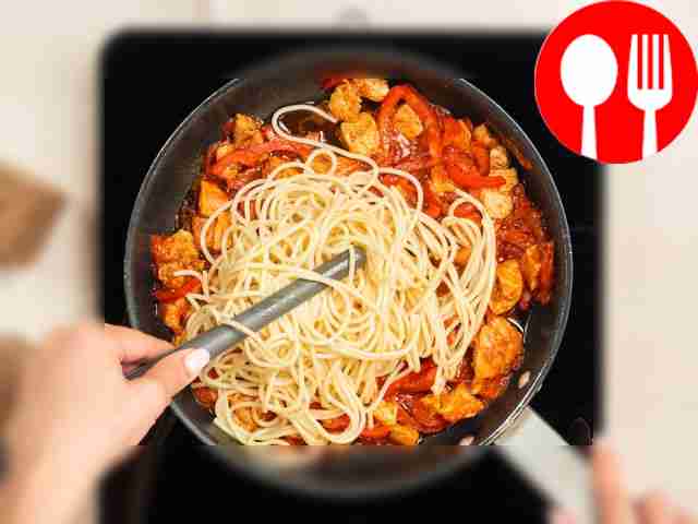 Подготовьте спагетти с куриным филе, соедините...