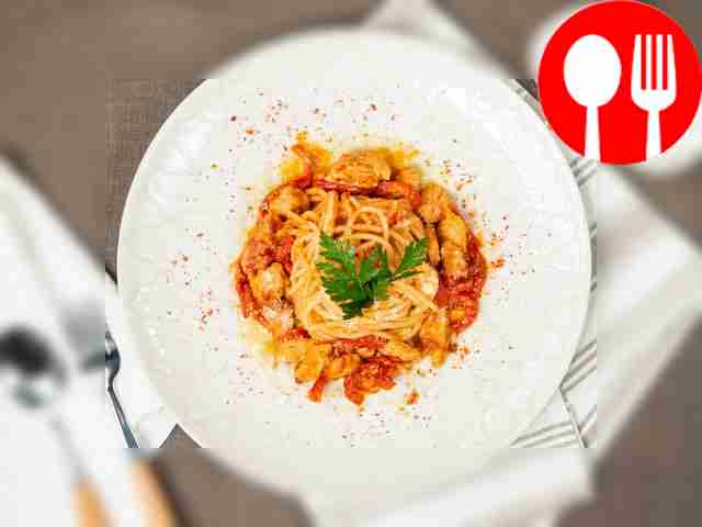 Перед подачей посыпьте спагетти с куриным филе...