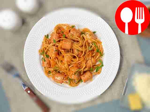 Place the spaghetti on a plate with lettuce...