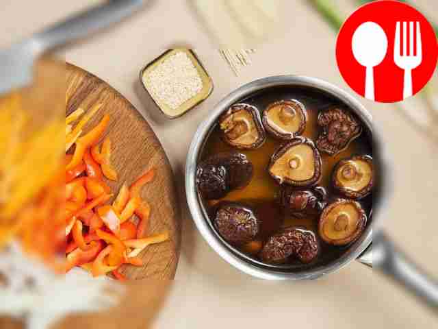 Cook broth with mushrooms. Place the mushrooms...