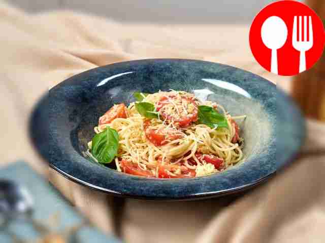 Спагетти с помидорами черри и пармезаном