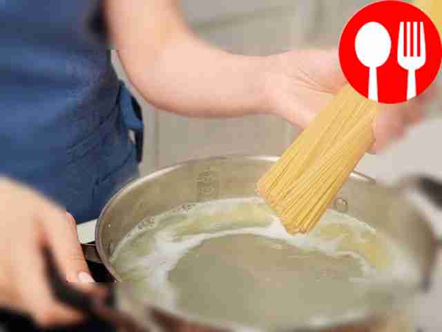 Cook the spaghetti. Boil water, add salt and...