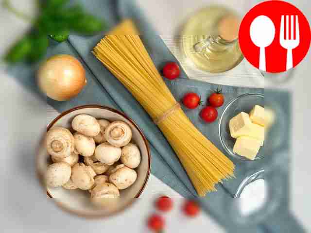 Wash the mushrooms and herbs, peel the onions...