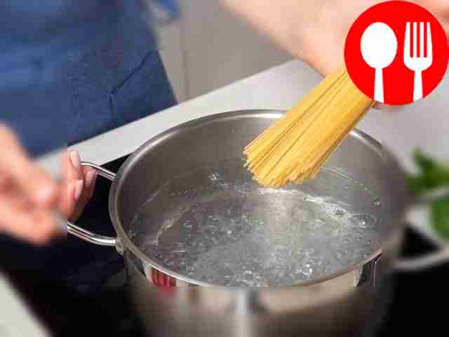 Cook the spaghetti. Send the pasta to cook in...