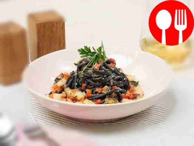 Спагетти с морепродуктами и чернилами каракатицы