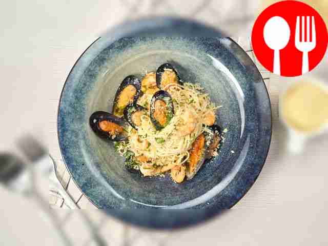 Spaghetti with shrimp and mussels