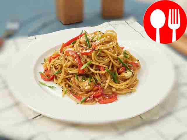 Спагетти с сыром тофу и овощами