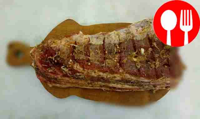 На беконе сделайте несколько глубоких...