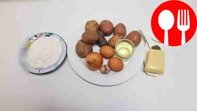 Wash and peel the potatoes. Peel the onions and garlic.