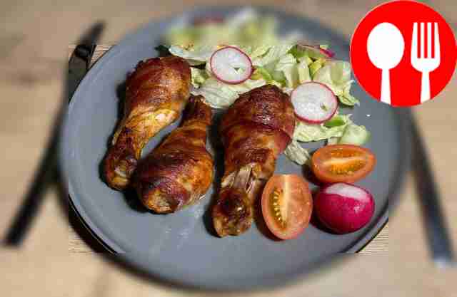 Fragrant chicken drumsticks wrapped in bacon