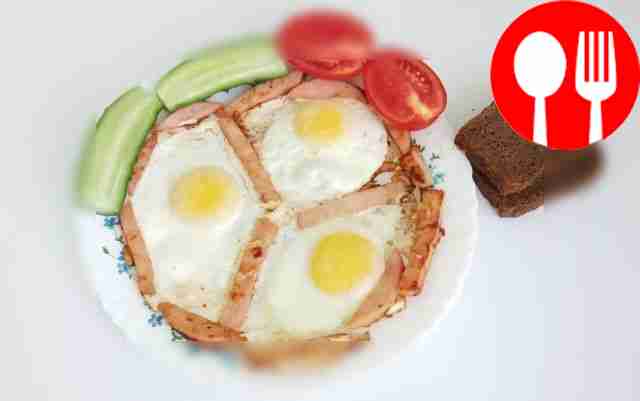Hearty fried egg with ham