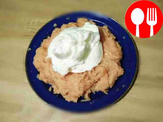 К перемолотому фаршу подмешайте сливки, желтки...