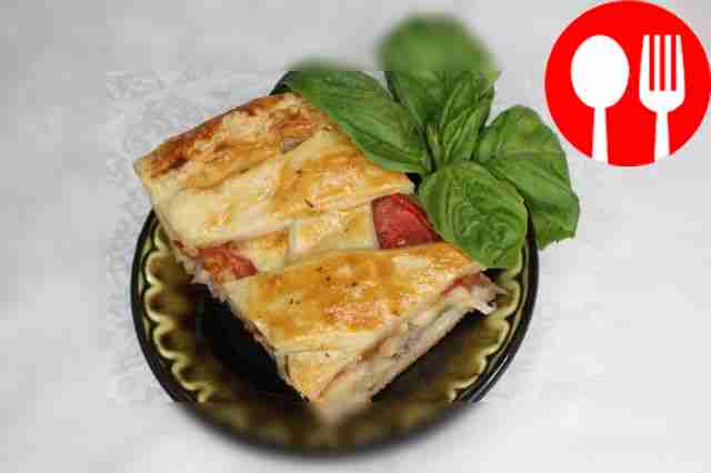 Оригинальный пирог с беконом и помидорами