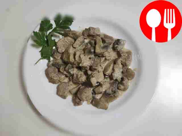 Нежная свинина со сметаной и грибами