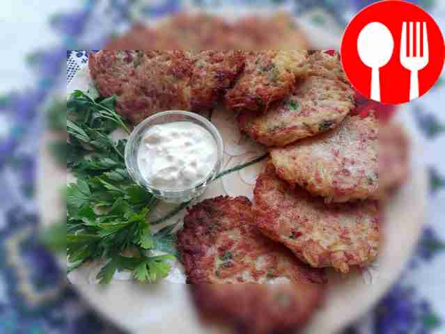 Картофельные драники с колбасой и зеленью