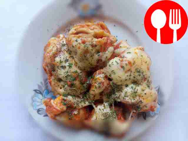 Запеченные в соусе пельмени под сырной шапкой