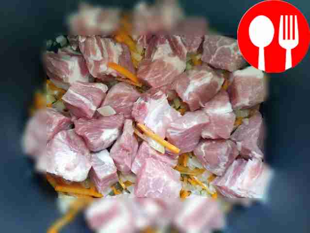 В глубокой кастрюле с толстым дном или казане...