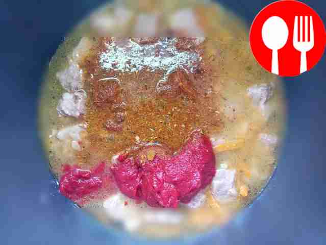 Затем добавьте томатную пасту и специи для...