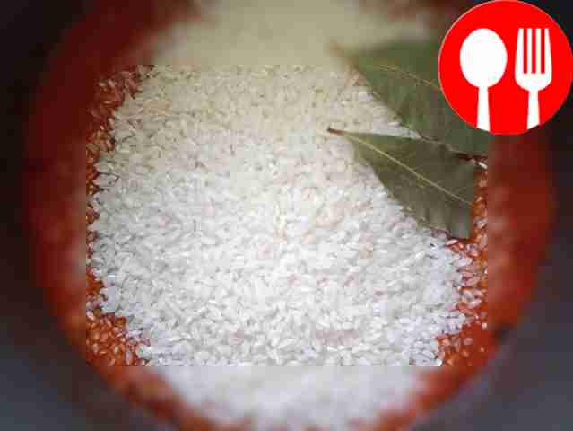 Всыпьте промытый рис, посолите, добавьте...