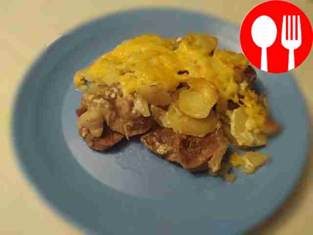Мясо по-французски с картофелем и сыром French meat with potatoes and cheese