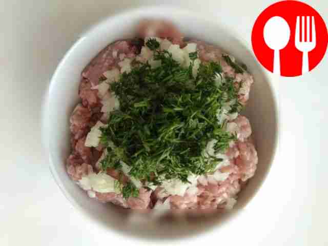 Chop the onion finely, into cubes, or grate it...