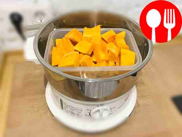 For the filling, cut the pumpkin into cubes...